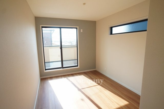 【子供部屋】 | 八尾市太田6丁目 | 【3階：洋室6.1帖】バルコニーに面したお部屋です☆