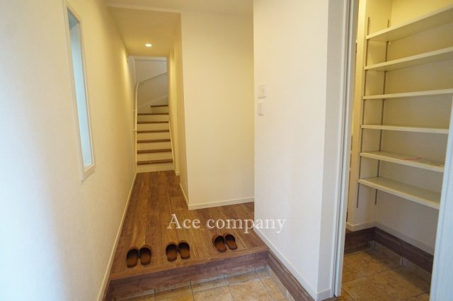 【玄関】 | 八尾市太田6丁目 | 玄関は電子キーシステムで解施錠☆玄関収納たっぷり！シューズインクローク完備です！