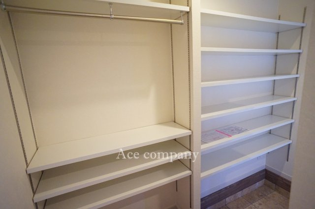 【収納】 | 八尾市太田6丁目 | 大容量！シューズインクローク内♪ハンガーパイプ付き♪便利な2WAY仕様です♪