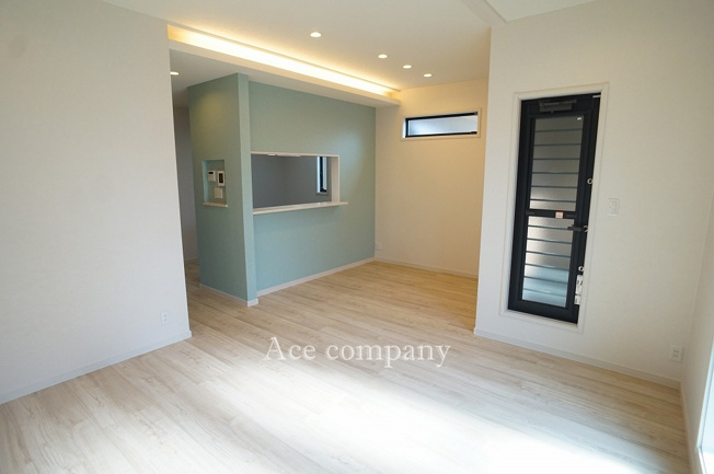 【居間・リビング】 | 八尾市太田6丁目 | 【LDK：16.5帖】LDK天井高2.7ｍ！キッチン上部、お洒落な間接照明付きです☆