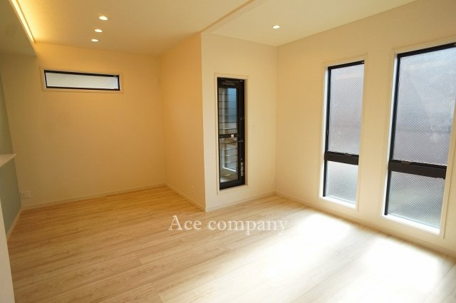 【居間・リビング】 | 八尾市太田6丁目 | 【LDK：16.5帖】2階のバルコニーへはリビングの勝手口からどうぞ♪