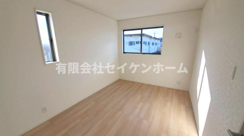 熊谷市江南中央　第3　新築住宅　東南角地の洋室