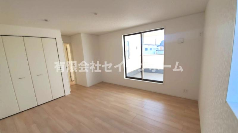 熊谷市江南中央　第3　新築住宅　東南角地の寝室