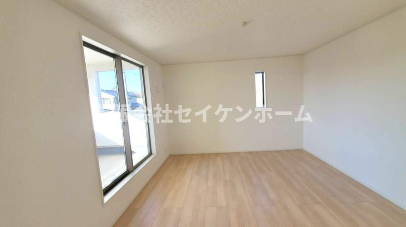 熊谷市江南中央　第3　新築住宅　東南角地の洋室