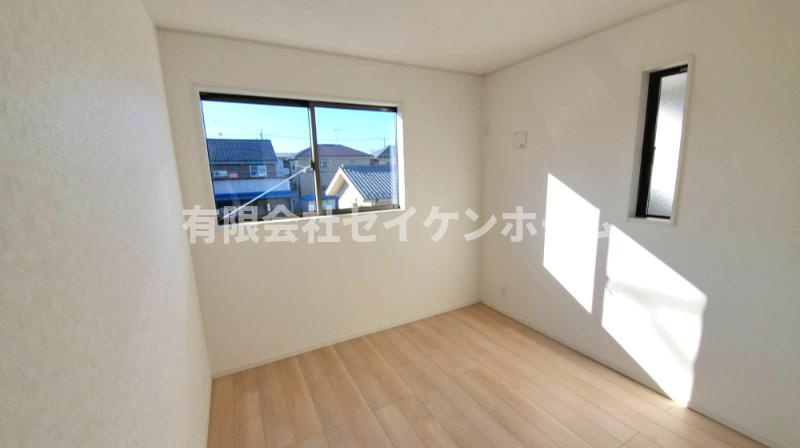 熊谷市江南中央　第3　新築住宅　東南角地の洋室