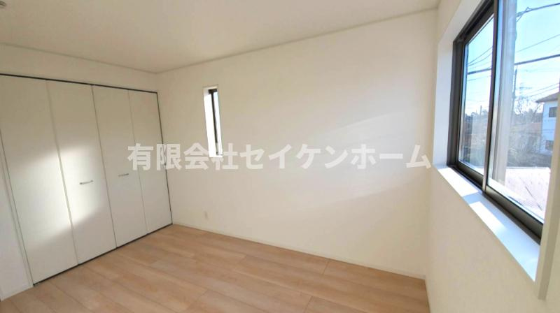 熊谷市江南中央　第3　新築住宅　東南角地の洋室