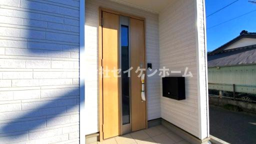 熊谷市江南中央　第3　新築住宅　東南角地の玄関