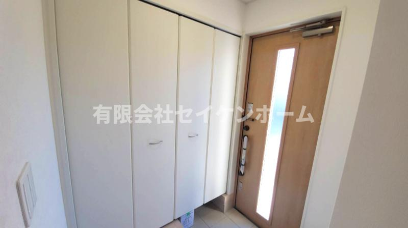 熊谷市江南中央　第3　新築住宅　東南角地の玄関