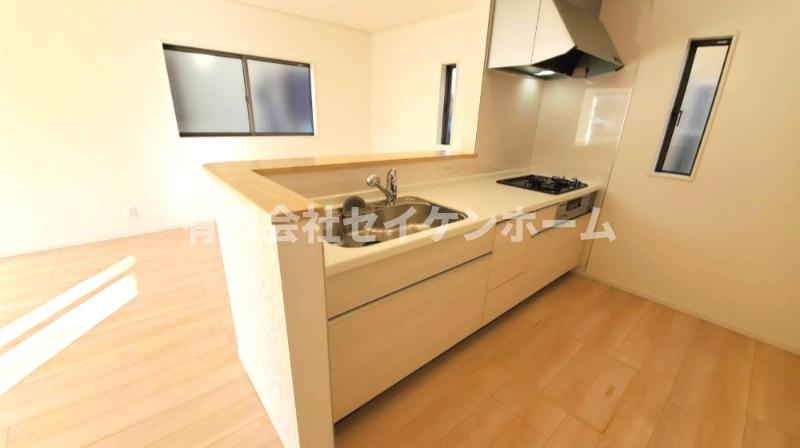 熊谷市江南中央　第3　新築住宅　東南角地のキッチン