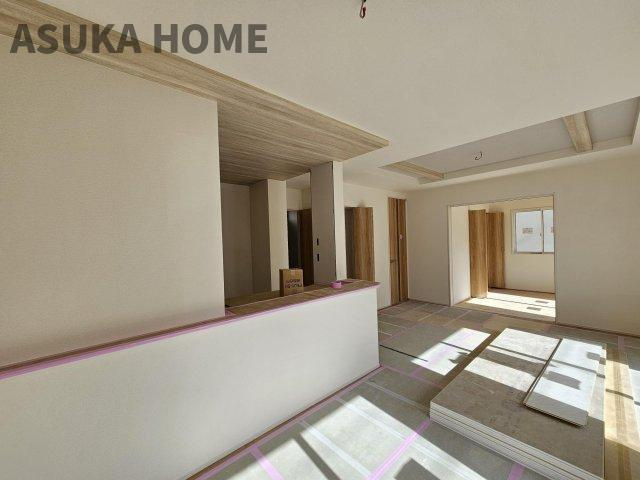 旭区中沢３丁目2期戸建ての居間・リビング|LDKと隣接した和室は、リビングを広く使う事もできるので汎用性が高いリビングになってます。