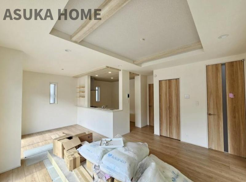 旭区中沢３丁目2期戸建ての居間・リビング|キッチンからリビングが全体が見渡せるので、ご家族との会話も弾みますね♪