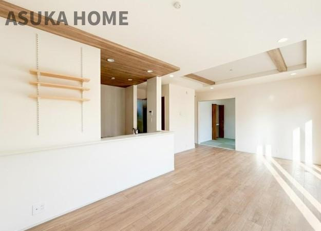 旭区中沢３丁目2期戸建ての居間・リビング|ゆとりのあるダイニングスペースになっているので大きなテーブルで囲む食事の時間も楽しめそうですね。