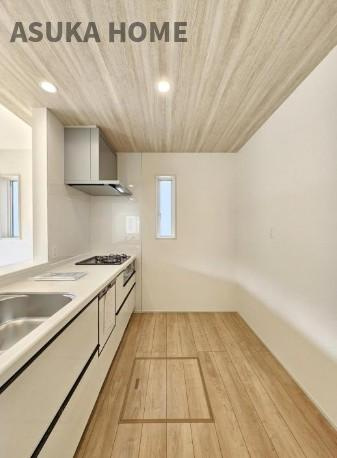 旭区中沢３丁目2期戸建てのキッチン|白を基調とした一体感のあるシステムキッチンが魅力的なキッチンスペースとなっております。