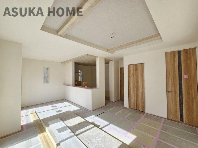 旭区中沢３丁目2期戸建ての居間・リビング|大きく開いた窓からは、明るい陽射しが射し込み風も良く抜けるので心地良い空間になってます。