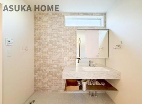 旭区中沢３丁目2期戸建ての独立洗面台|ホテルのようなオシャレなデザインの洗面台です♪収納やタオル掛けも完備していて、使いやすそうですね♪