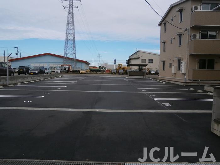 メゾンアルカンシェル の駐車場