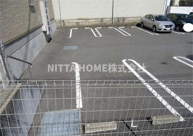 ローレルコート豊岡の駐車場|敷地内に駐車スペースがあります(^^)/