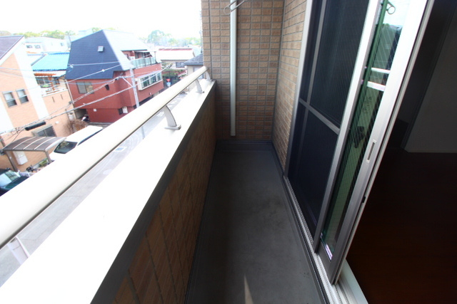 茨木市上中条２丁目のアパートのバルコニー