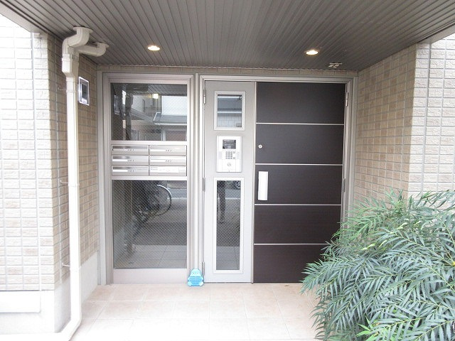 茨木市上中条２丁目のアパートのエントランス