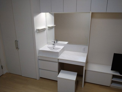 【内装】 | レオネクストレジデンス川崎 | 椅子付き♪大きな鏡の前で準備できます♪
