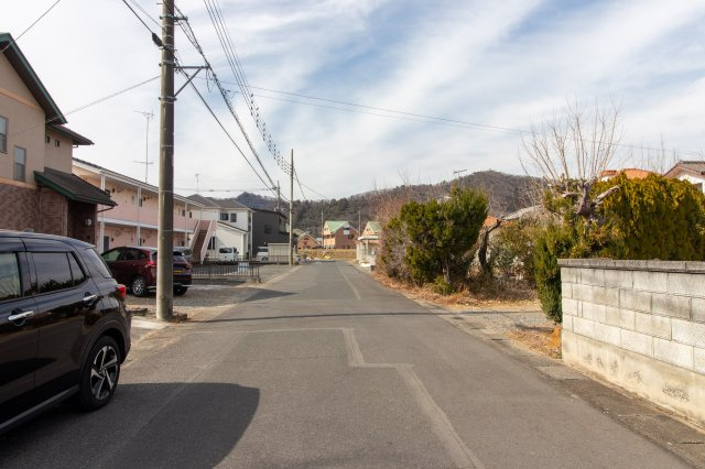 足利市利保町１丁目の売地の前面道路含む現地写真|所在地の南側に面した約６ｍ幅員の広い道路