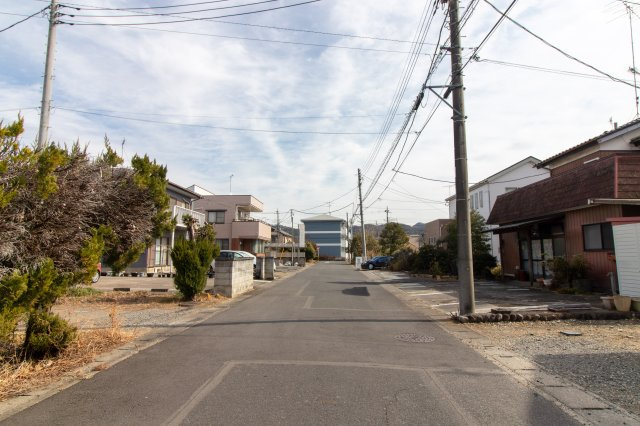 足利市利保町１丁目の売地の前面道路含む現地写真|所在地の南側に面した約６ｍ幅員の広い道路