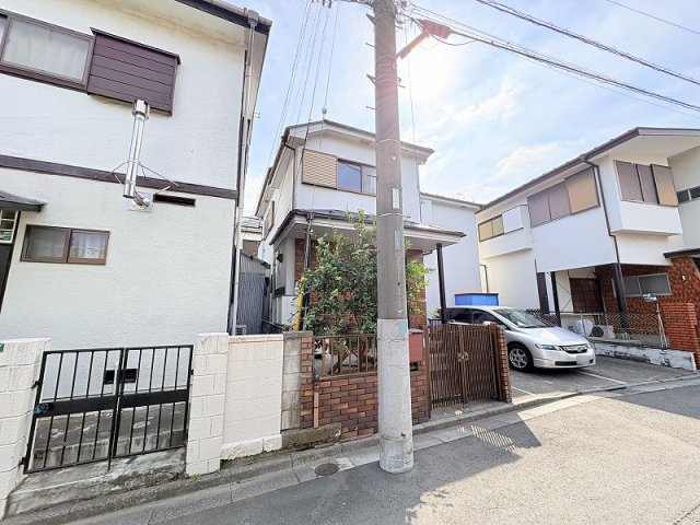 【外観】 | 新座市片山1丁目　建築条件無売地　全1区画　(保谷店) | 小学校まで徒歩2分の近さ。お子様の登下校も安心の距離。※現況：古家あり(居住中)