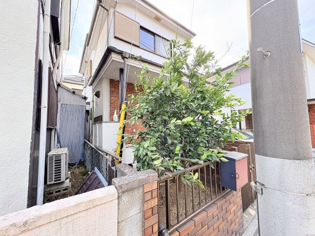 【外観】 | 新座市片山1丁目　建築条件無売地　全1区画　(保谷店) | 第一種低層住居専用地域につき住環境の良さが魅力です。※現況：古家あり(居住中)