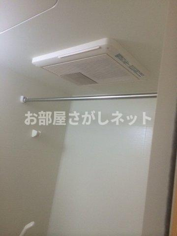 レオパレスシュークル【おとり物件なし】の設備|お風呂にある浴室乾燥機。