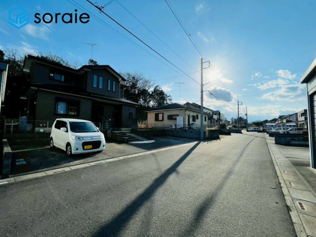 日高市下鹿山　中古戸建の前面道路含む現地写真|3/16撮影