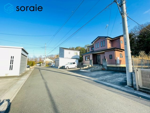 日高市下鹿山　中古戸建の前面道路含む現地写真|3/16撮影