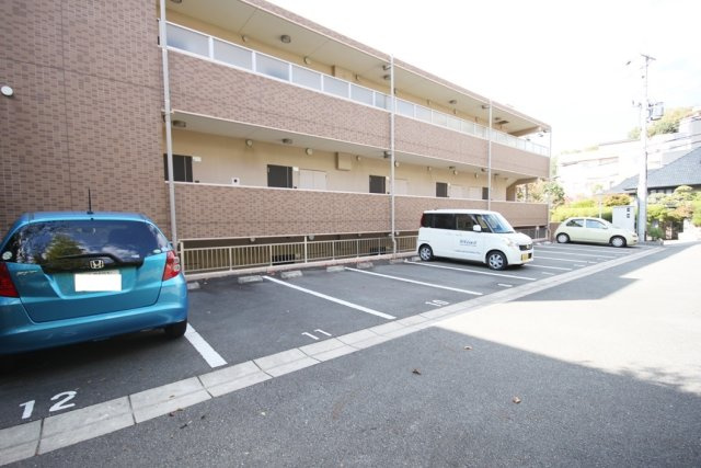 茜苑レジデンスの駐車場|カースペースがあります