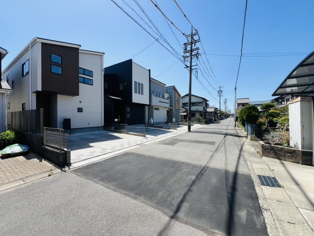 半田市前田町57番、58番『仲介手数料無料』新築戸建ての前面道路含む現地写真