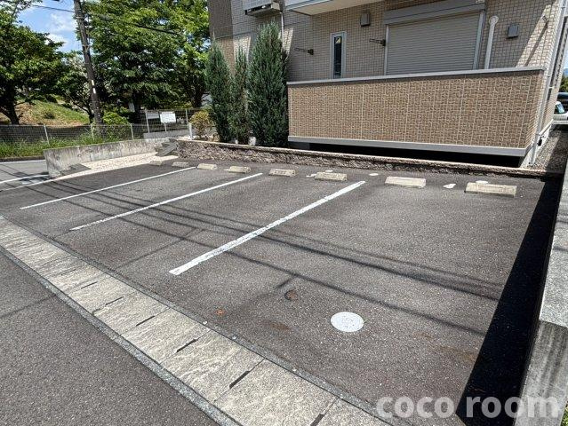 アムール　Ａの駐車場