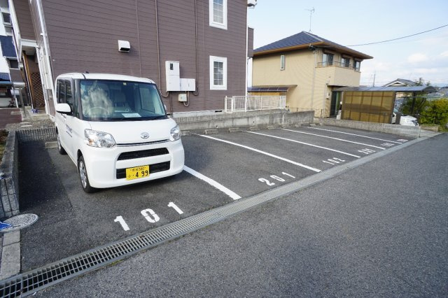 ウイングヒルズの駐車場