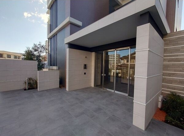 リアレクト白壁のエントランス