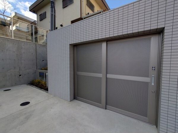 リアレクト白壁の外観