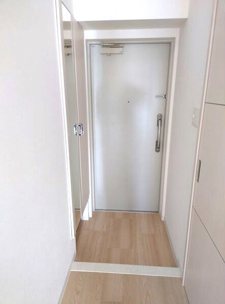 リアレクト白壁の玄関