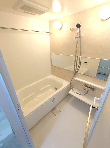 リアレクト白壁の浴室