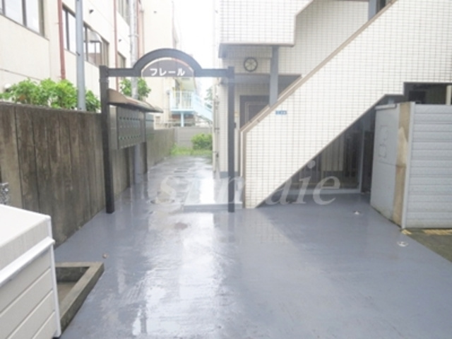 フレールのエントランス|こちらが建物入口です。