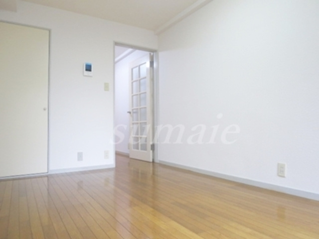 フレールの寝室|フローリングの居室です。