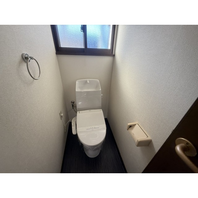 リブレス三角町戸建のトイレ|ゆったりとした空間のトイレです
