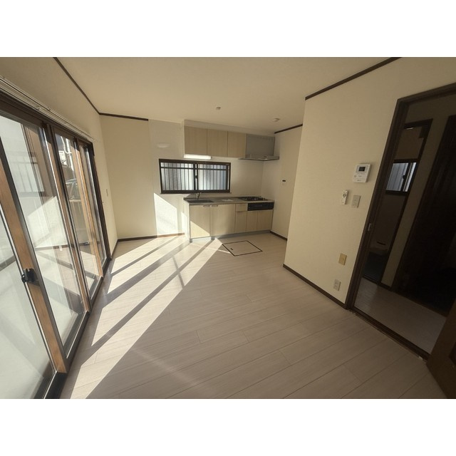 リブレス三角町戸建の居間・リビング|ゆったりとしたリビングです