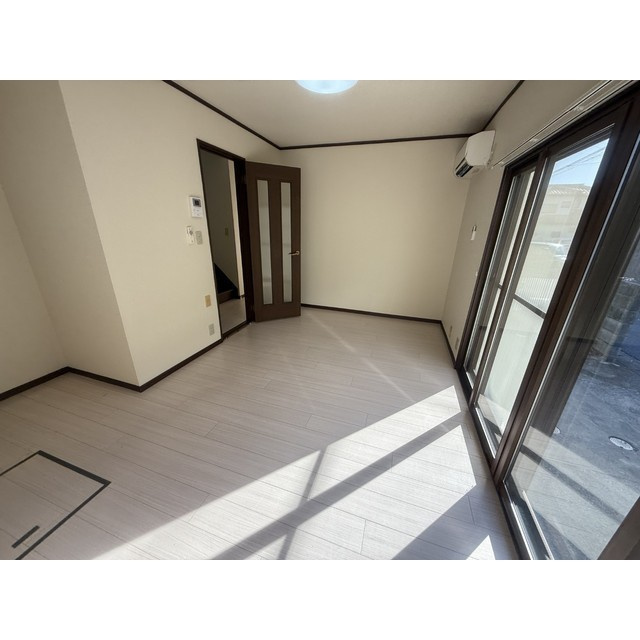 リブレス三角町戸建の居間・リビング|居間です