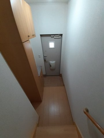 シャン・プレ・ロジュマンⅡの玄関|明るい玄関です