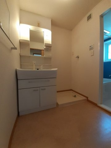 シャン・プレ・ロジュマンⅡの洗面所|脱衣スペースもあります