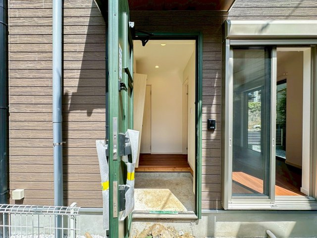 新築戸建　西戸部町の玄関|明るい玄関です