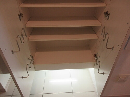 ライオンズ千葉寺ステーションフロントレジデンスの玄関|下足入　※2025年3月撮影