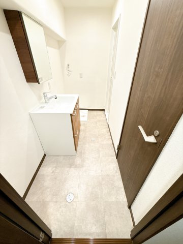 千葉市花見川区作新台８丁目の賃貸マンションの洗面所|広い洗面スペース