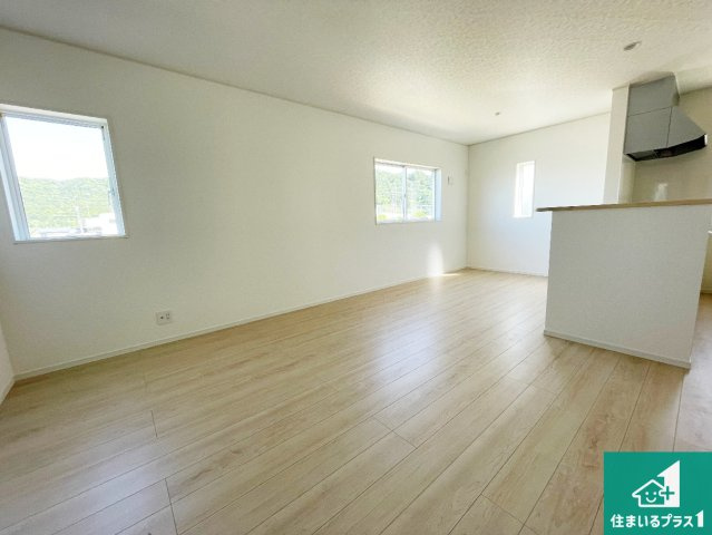 ★29(土)30(日)現地見学可能！★東近江市五個荘清水鼻町　ラスト1邸の居間・リビング|日当たり良好の明るいリビングで朝の目覚めもスッキリできそう！対面キッチンでご家族のコミュニケーションも自然と増える設計！小さなお子様が遊ぶスペースを作っても広々とくつろげるLDK！